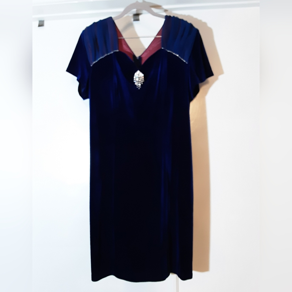 Elegant Blue Velvet Dress with Jewel Accent
